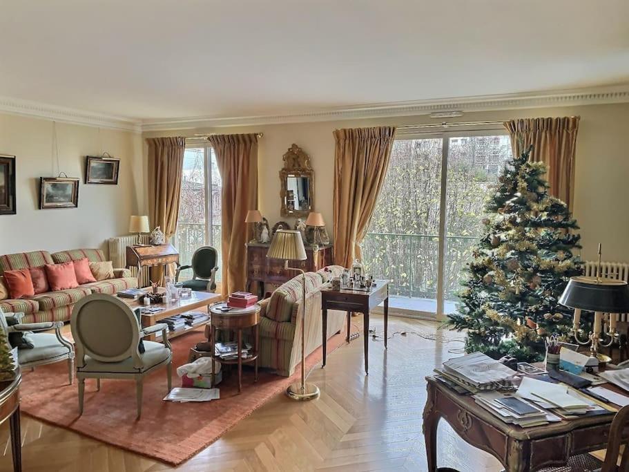 : Grand Calme Et Terrasse Appartement Paris